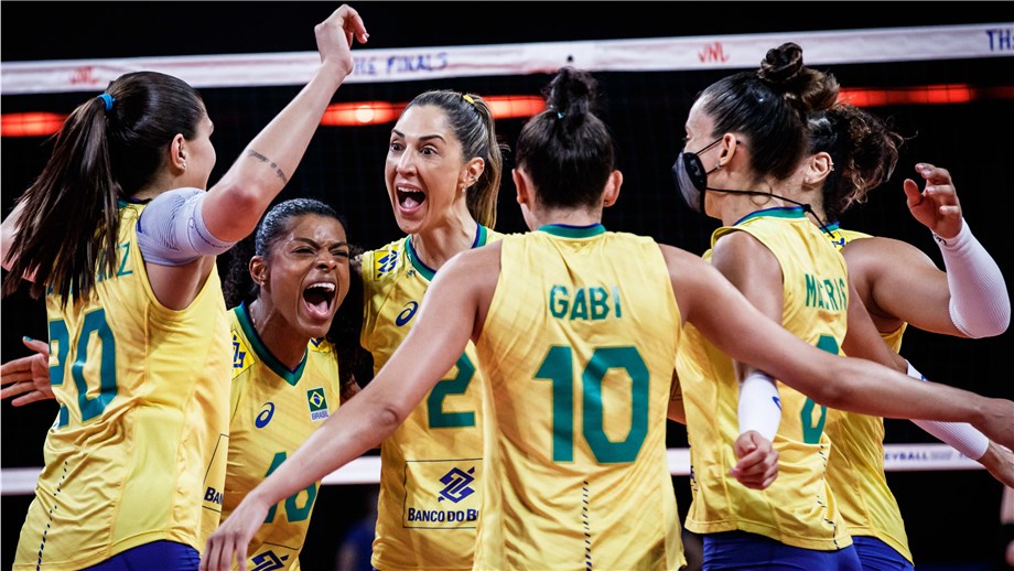 Carol Gattaz (número 2, ao centro) na Liga das Nações: jogadora comemorou Dia do Orgulho com a mensagem "Sai com o seu preconceito, porque eu vou passar com o meu amor" (Foto: Divulgação FIVB)