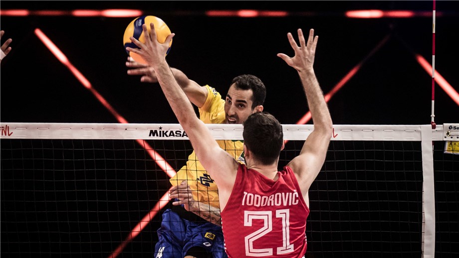 O atacante Douglas em ação na Liga das Nações: sucesso nas redes sociais e sem medo de assumir orientação sexual (Foto: Divulgação/FIVB)
