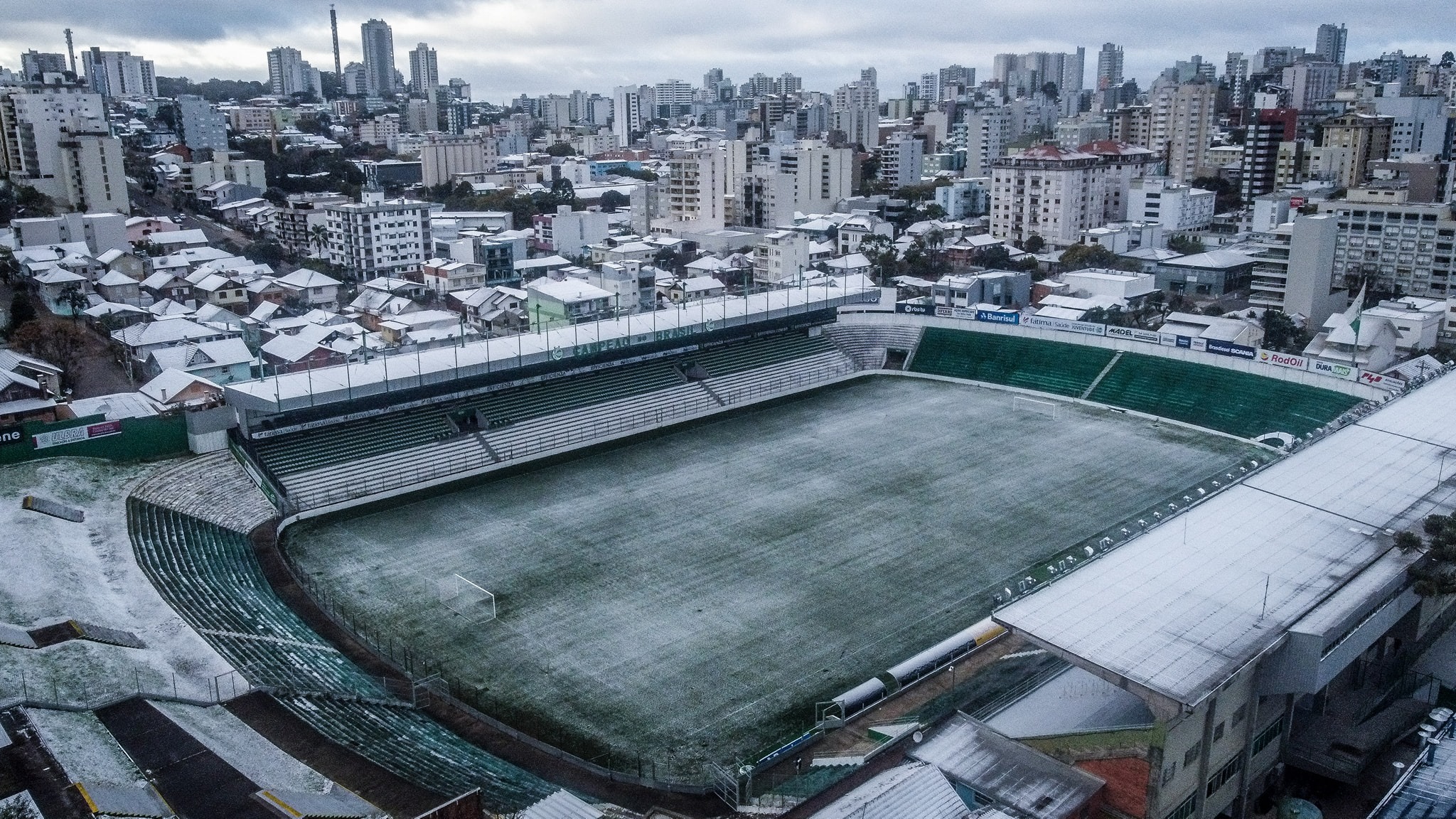 Neve cobre o gramado do Estádio Alberto Jaconi, em Caxias do Sul: madrugada mais fria do ano e temperaturas negativas em sete estados (Foto: Fernando Alves / Esporte Clube Juventude - 29/07/2021)