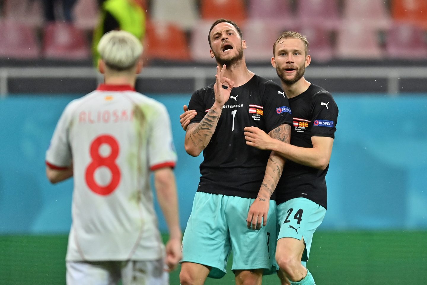 O gesto racista do austríaco Marco Arnautovic, no jogo contra a Macedônia do Norte: "cabeça quente". Foto Daniel Mihailescu/AFP