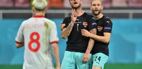 O gesto racista do austríaco Marco Arnautovic, no jogo contra a Macedônia do Norte: "cabeça quente". Foto Daniel Mihailescu/AFP