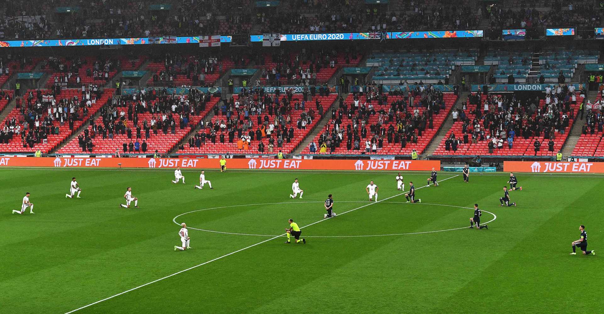 Jogadores de Inglaterra e Escócia superam rivalidade histórica e se ajoelham em protesto contra o racismo em Wembley. Foto Facundo Arrizabalaga/AFP