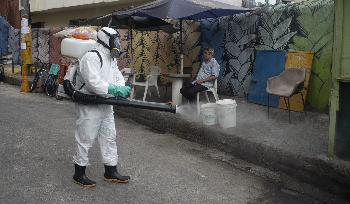 Pandemia nas favelas do Rio: voluntário faz o trabalho de imunização nas vielas da favela Santa Marta. Ausência do poder público na região marcou a pandemia. Foto Fabio Teixeira/NurPhoto via AFP