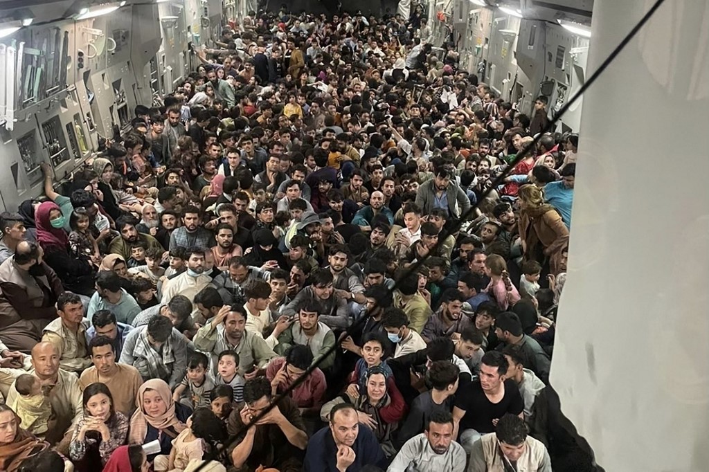 Avião da Força Aérea dos EUA com mais de 640 refugiados afegãos que foram levados para o Catar: ONU pede aos países para receberem refugiados e não deportarem afegãos de volta para o país (Foto: Capitão Chris Herbert / US Airforce / AFP - 15/08/2021)