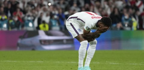 Marcus Rashford lamenta pênalti perdido na final da Euro 2020: alvo de ofensas racistas após jogo que, para pesquisadores, poderiam ser evitadas pelo Twitter (Foto: Frank Augstein /Pool /AFP - 11/07/2021)