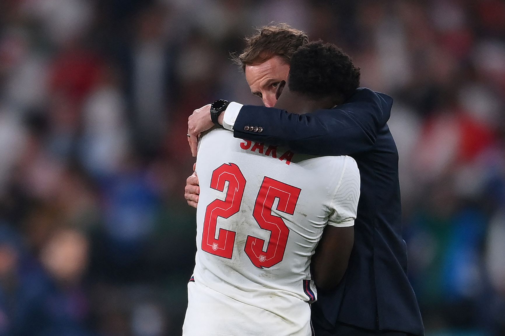 Técnico da Inglaterra, Gareth Southgate consola o jovem Saka, de 19 anos, após a derrota nos pênaltis: ataques racistas pelo Twitter (Foto: Laurence Griffiths / Pool / AFP - 11/07/2021)