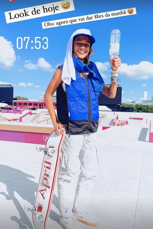 A futura medalhista Rayssa Leal e seu look para enfrentar a alta temperatura e a unidade das pistas de skate durante os treinos: "tá fervendo" (Foto: Reprodução/Instagram)A futura medalhista Rayssa Leal e seu look para enfrentar a alta temperatura e a unidade das pistas de skate durante os treinos: "tá fervendo" (Foto: Reprodução/Instagram)