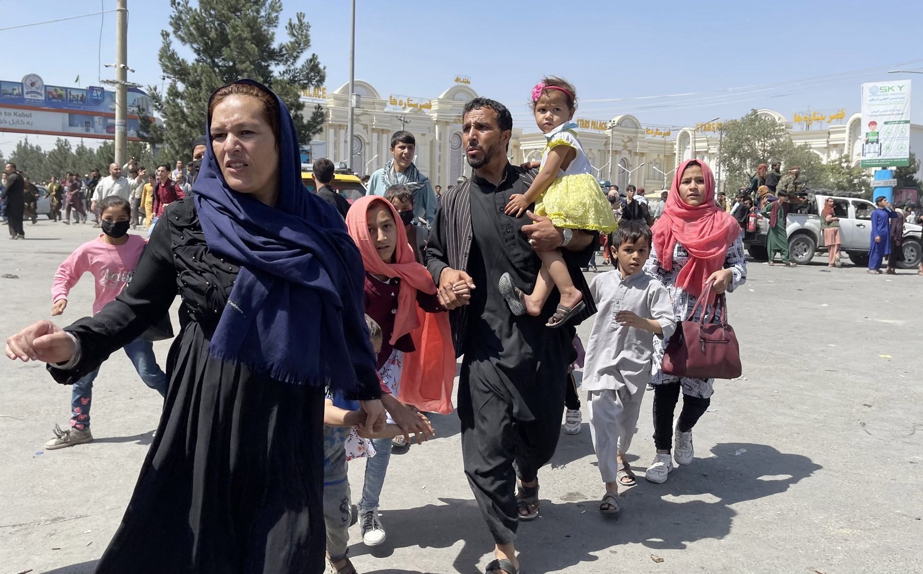 Família em fuga de Cabul, capital do Afeganistão: mulheres e meninas temem violência do Talibã (Foto: Haroon Sabawoon / Anadolu Agency / AFP)