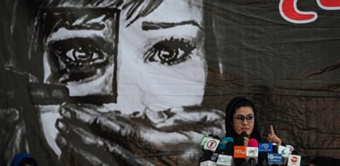 Protesto em Cabul, capital do Afeganistão, há duas semanas, contra a violência e o desrespeito aos direitos das mulheres nas zonas do país ocupadas pelo Talibã: retrocesso de 20 anos (Foto: Sajjad Hussain / AFP - 02/08/2021)
