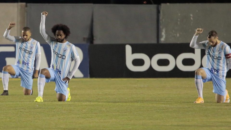 Manifestação antirracista do time do Londrina em partida da Série B: Celsinho já sofreu três ataques racistas (Foto: Ricardo Chicarelli/Londrina E.C. - 20/07/2021)