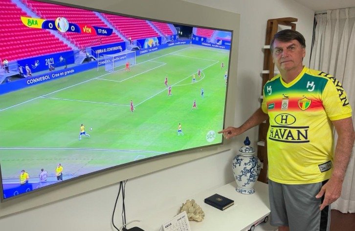 Jair Bolsonaro com camisa do Brusque e jogo do Brasil na TV: Havan, do empresário bolsonarista Luciano Hang, patrocina o time catarinense (Foto: Reprodução/Twitter)