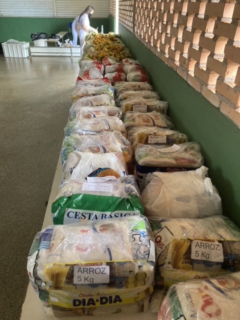 Professores compram cestas básicas para atender a principal necessidade dos alunos: comida. Foto André Giusti