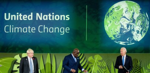 O primeiro-ministro britânico Boris Johnson e os presidentes do Congo, Felix Tshisekedi, e dos EUA, Joe Biden, na COP26: acordos para reduzir desmatamento e emissões de metano (Foto: Erin Schaff /Pool / AFP)