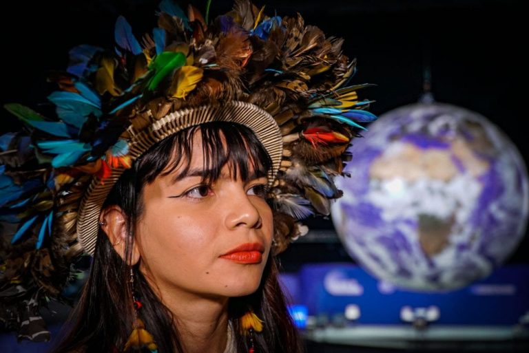 Txai Suruí na COP26: temor por sua segurança após perseguição por bolsonaristas dentro e fora do evento, sobretudo nas redes sociais ( (Foto: Ana Pessoa/Midia Ninja/CopCollab26)