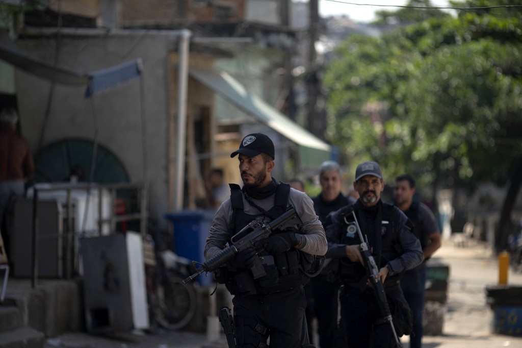 Agentes da Polícia Civil durante a operação que resultou em 25 mortos no Jacarezinho: ação liderada por delegados brancos teve homens pretos e pardos como vítimas (Foto: Mauro Pimentel / AFP)