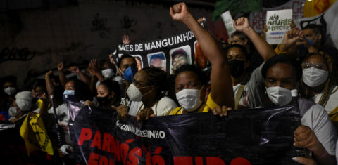 Parentes, amigos e integrantes de grupos de direitos humanos protestam contra o Massacre do Jacarezinho: pretos e pardos são os principais alvos das operações policiais (Foto: Mauro Pimentel / AFP)