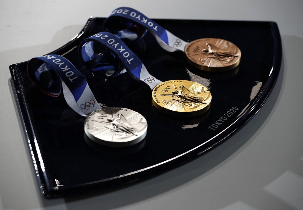 Apresentação das medalhas dos Jogos Olímpicos de Tóquio em evento a 50 dias da abertura: seis milhões de telefones celulares, usados, desmontados para retirar ouro, prata e bronze (Foto: Issei Kato / POOL / AFP)