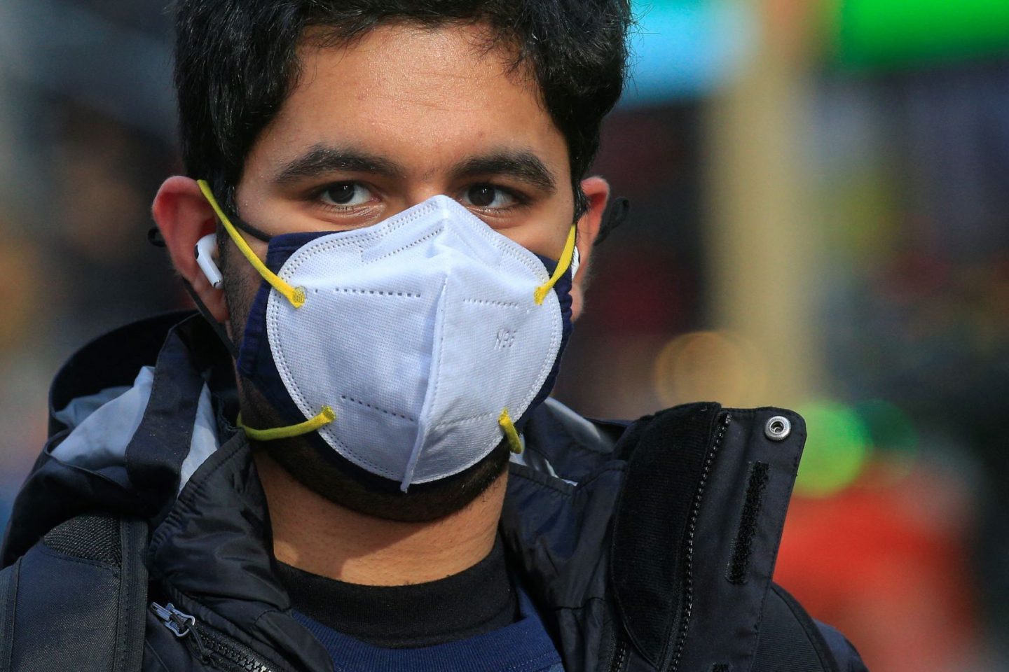 Turista com duas máscaras em Nova York: pesquisadores afirmam que mascaramento duplo é eficiente para barrar disseminação das novas variantes do coronavírus (Foto: Kena Betancur / AFP - 20/12/2020)
