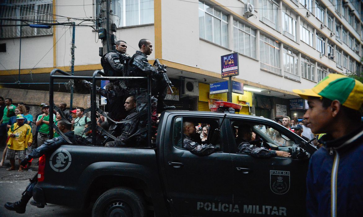 Operação da PM nas comunidades do Cantagalo e Pavão-Pavãozinho no Rio: gastos com repressão são muito maiores do que com investigação (Fernando Frazão/Agência Brasil 10/10/2016)