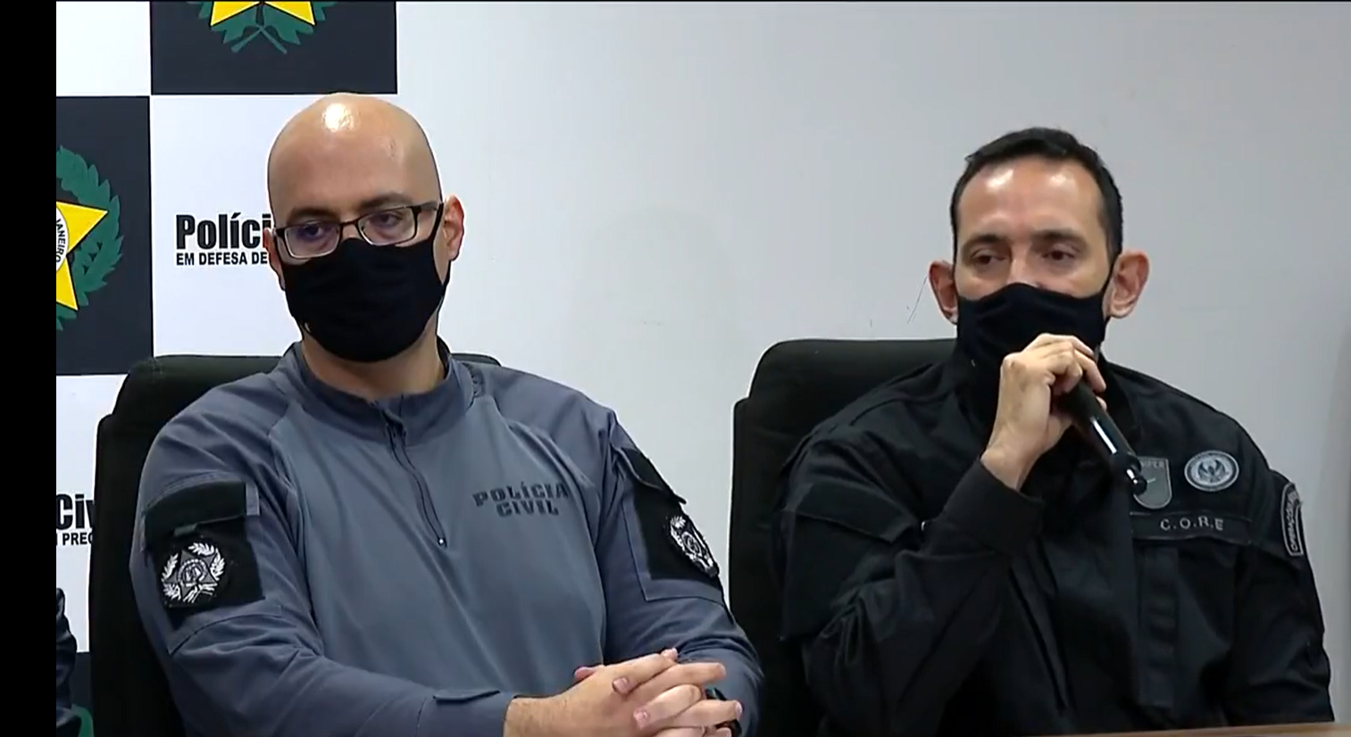 Os delegados Felipe Curi (de óculos) e Fabrício Oliveira: 24 mortos em confrontos e um policial executado no Massacre do Jacarezinho (Foto: Reprodução / TV Globo)
