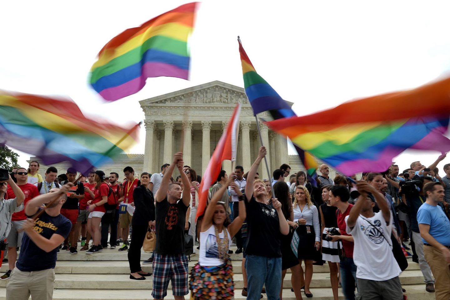 Comemoração em frente à Suprema Corte em 2015, quando casamento de pessoas do mesmo sexo foi aprovado: decisão recente do tribunal coloca liberdade religiosa acima de direitos LGBT (Foto: Mladen Antonov/AFP - 26/06/2015)