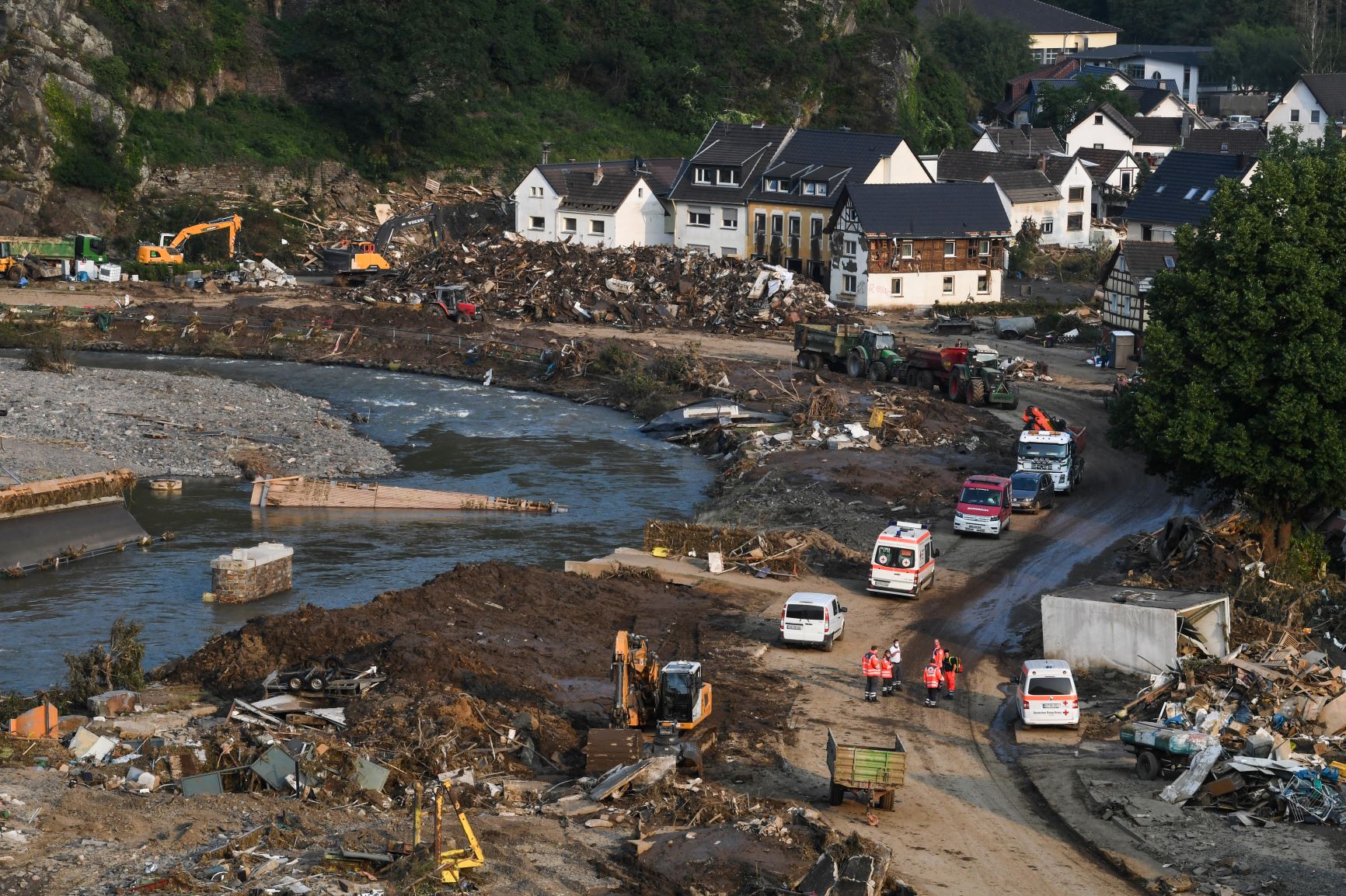 Destruição às margens do rio Ahr, na Alemanha, que transbordou em vários pontos: calor extremo, provocado pela crise climático, gerou precipitação recorde (Foto: Cristof Stache / AFP)