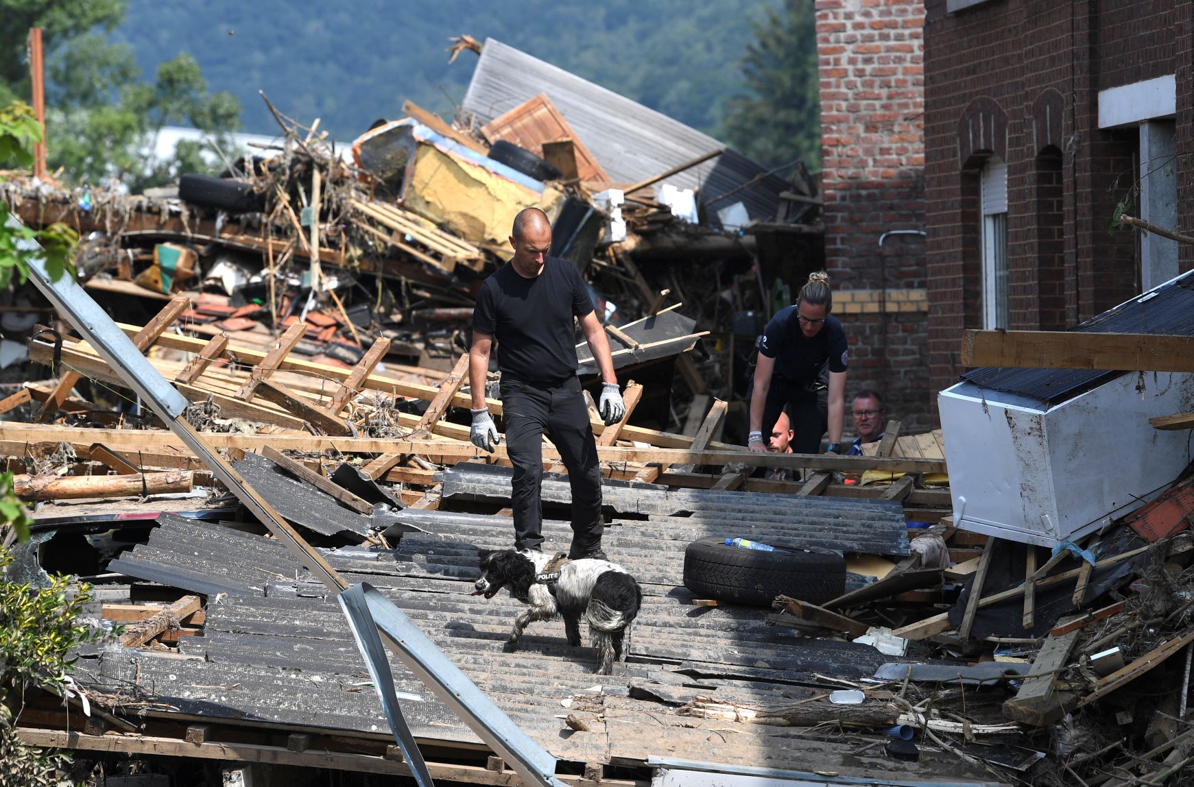 Equipes de resgate buscam vítimas em Pepinster, na Bélgica, onde também há dezenas de mortos e desaparecidos: necessidade de mais preparação para eventos extremos (Foto: John Thys/AFP - 19/07/2021)