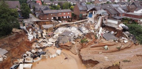 Destruição causada pelas enchentes em Erftstadt, na Alemanha: chuvas em intensidade e volume maior do que a média deixaram centenas de mortos na Europa Central (Foto: David Yound / DPA / AFP - 16/07/2021)
