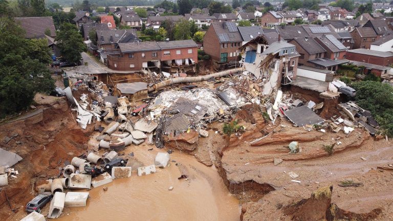 Destruição causada pelas enchentes em Erftstadt, na Alemanha: chuvas em intensidade e volume maior do que a média deixaram centenas de mortos na Europa Central (Foto: David Yound / DPA / AFP - 16/07/2021)
