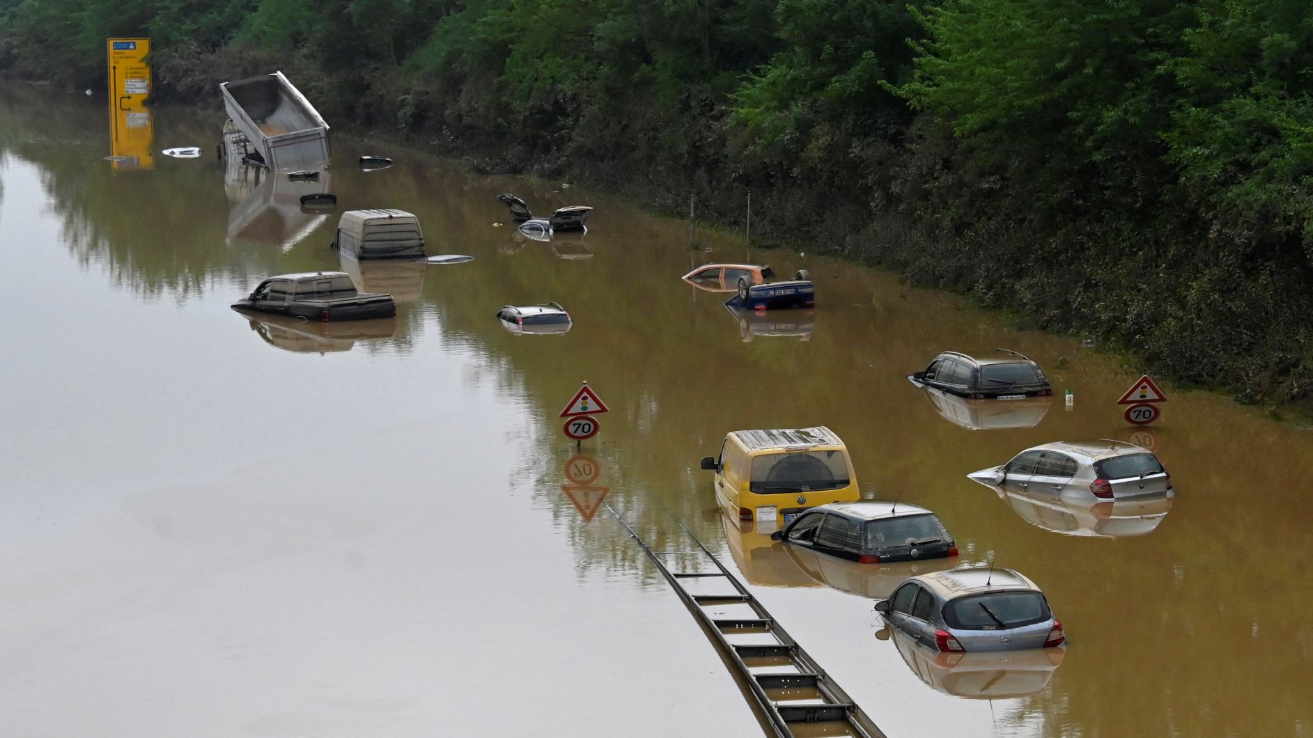 Estrada submersa no oeste da Alemanha: especialistas analisam enchentes provocadas por chuvas "extraordinárias" no verão europeu (Foto: Sebatien Bozon / AFP - 17/07/2021)