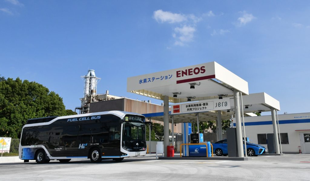 Estação de hidrogênio em Harumi, distrito de Tóquio, onde está a Vila Olímpica: principal local para reabastecimento de veículos com células do combustível que ficará com legado para a cidade (Foto: Divulgação)
