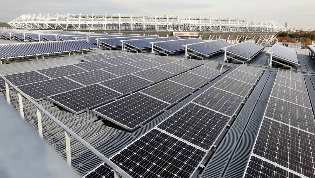 Painéis solares ao lado de um dos estádios para competições do Jogos Olímpicos de Tóquio 2020: aposta em energias renováveis (Foto/Divulgação)