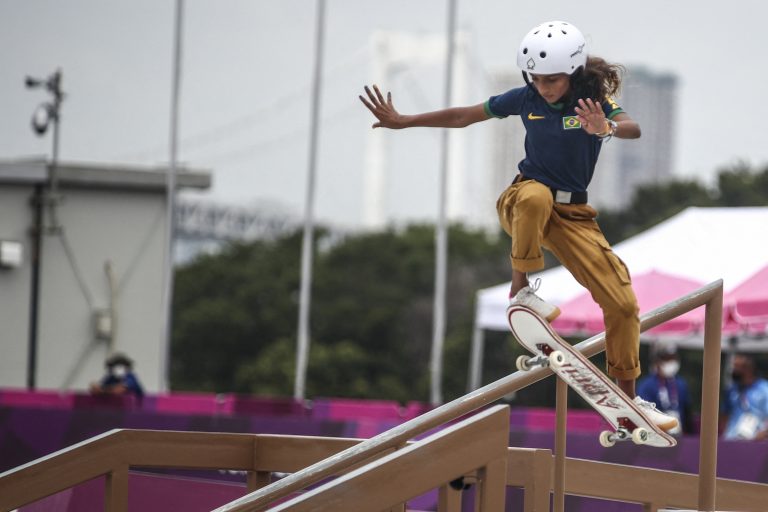Rayssa Leal, 13 anos, na final da prova feminina de skate na qual conquistou a medalha de prata. : esportes radicais são aposta olímpica para rejuvenescer público (Foto: Dimitris Isevidis / Anadolu Agency / AFP - 26/07/2021)