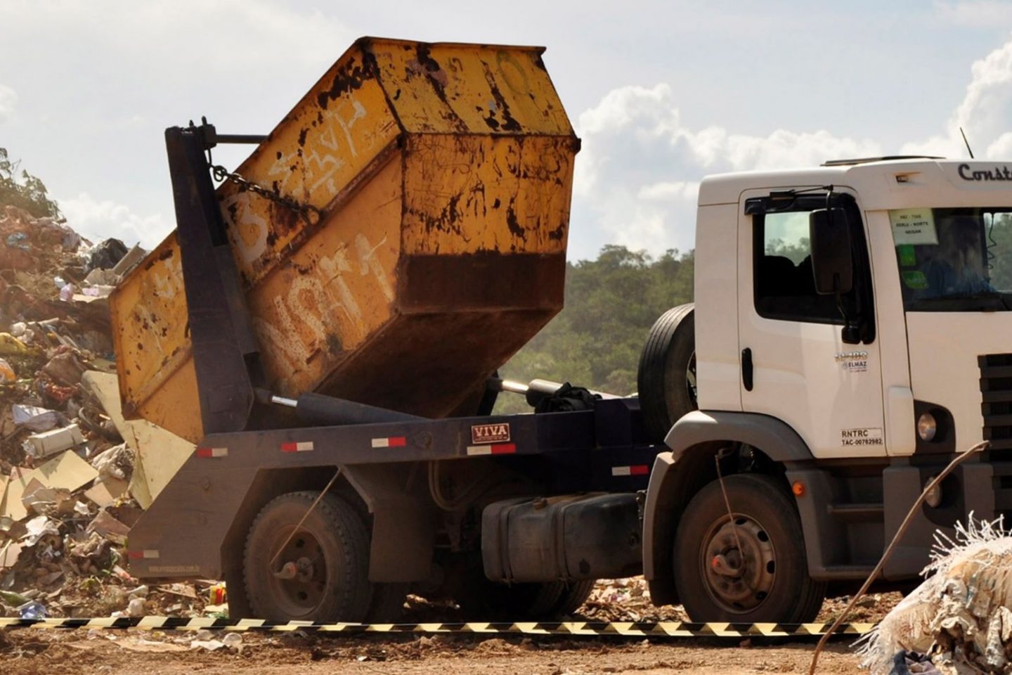 Caminhão despeja resíduos em lixão em Minas Gerais: programa federal sob críticas por estimular incineração e ignorar catadores e cadeia de reciclagem (Foto: Feam/Agência Minas)