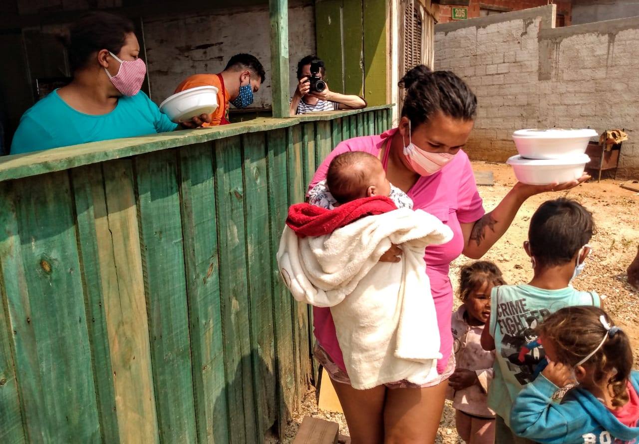 Distribuição de comida na periferia de Curitiba: 113 milhões de brasileiros e brasileiras em situação de insegurança alimentar (Foto: Ednubia Ghisi/Marmitas da Terra/Fotos Públicas)
