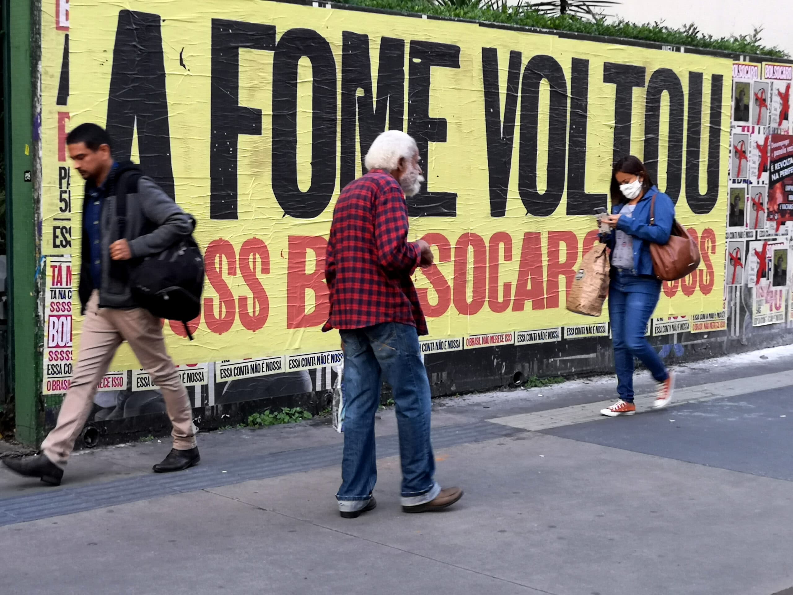 Cartaz de protesto na Avenida Paulista: Relatório Luz aponta que desemprego e alta no preço da comida contribuem para o aumento do número de pessoas em situação de fome e insegurança alimentar (Foto: Roberto Parizotti./Fotos Públicas)