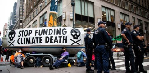 Protesto em Nova York às vésperas da Assembleia-Geral da ONU: financiamento climático para países mais pobres desafia líderes mundiais (Foto: Karla Ann Cote / NurPhoto / AFP - 17/09/2021)