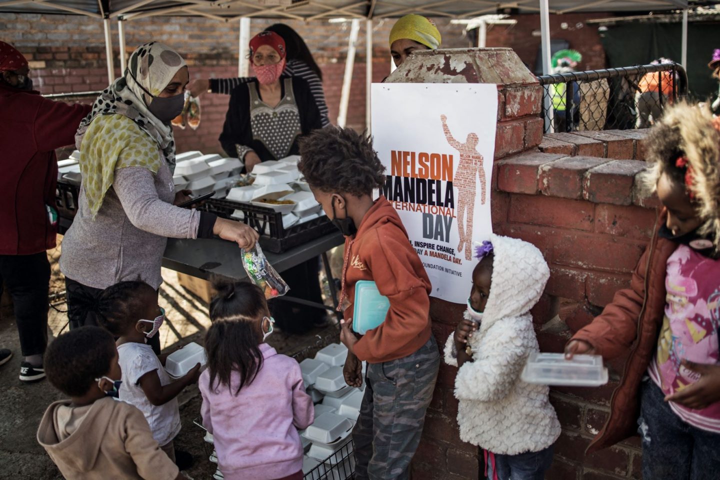 Distribuição de comida para crianças na África do Sul durante a pandemia: fome avança no mundo mas um terço dos alimentos produzidos é desperdiçado (Foto: Marco Longari/AFP - 18/07/2020)