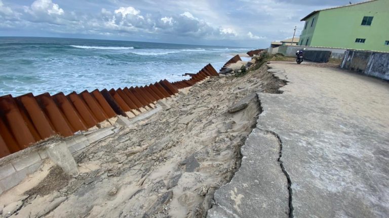 Obra para conter ondas em Maricá destruída pela ressaca: cientistas e ambientalistas alertam para riscos de construção de porto (Foto: Marcos Fabrício / Prefeitura de Maricá - 03/08/2021)