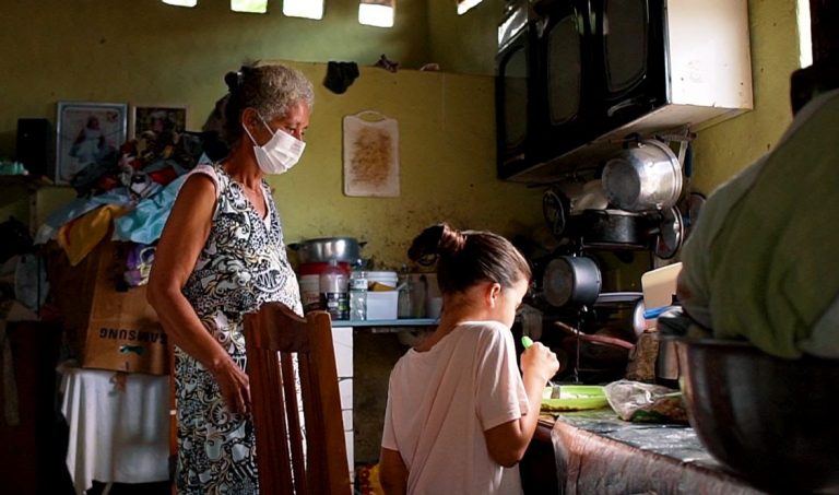 A faxineira e catadora Maria da Guia e a neta, Maria Eduarda, no primeiro episódio da série Insegurança à Mesa, gravado em João Pessoa: documentário mostra avanço da fome em diferentes cidades do Brasil (Foto: (Foto: Álvaro Júnior / Visão Mundial)