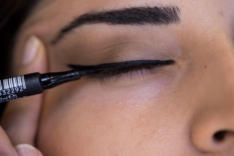 Mulher testa delineador em loja de produtos de beleza: pesquisa aponta uso de substância perigosas para a saúde na fabricação de cosméticos: Binnur Ege Gurun / Anadolu Agency / AFP - 05/09/2018)