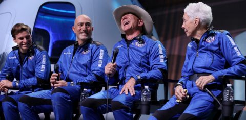 Jeff Bezos, de chapéu, e a tripulação do New Shepard, da Blue Origin, dão uma entrevista coletiva após voar para o espaço no Blue Origin New Shepard em 20 de julho de 2021, em Van Horn, no Texas. Foto Joe Raedle/Getty Images/AFP