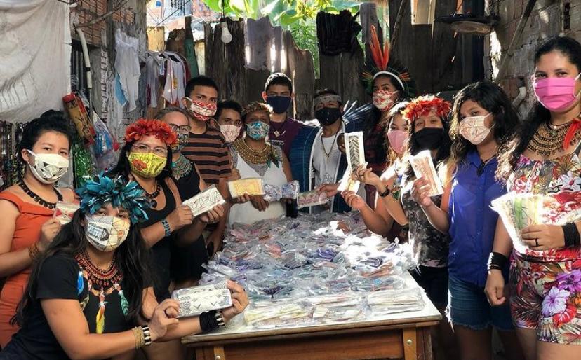 Artesãs da comunidade Sateré Mawé em Manaus: produção de máscaras com grafismos indígenas para gerar renda (Foto: AMISM)