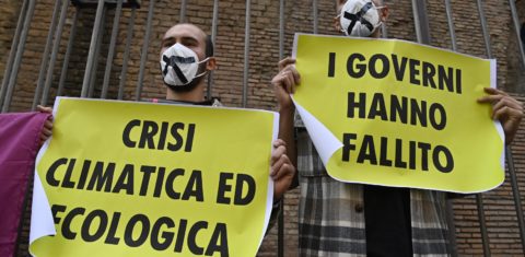 Ativistas protestam contra a Cúpula de Líderes Mundiais do G20, na Itália. Nos cartazes: "Crise climática e ecológica" e "Os governos falharam". Foto de Alberto PIZZOLI / AFP