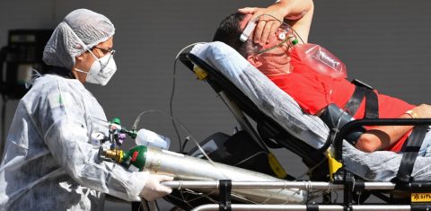 Paciente com covid-19 chega de ambulância a um hospital público em Brasília. Os últimos boletins indicam que quase todos os leitos de UTI da capital estão ocupados. Foto Evaristo Sá/AFP. Março/2021
