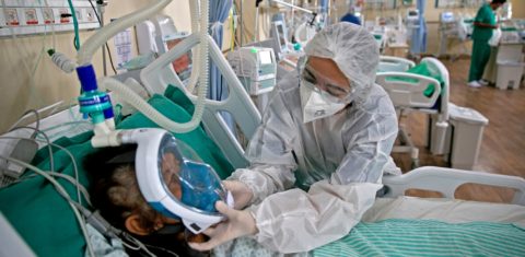 Médico atende paciente com covid-19 no Hospital Regional Dr. Abelardo Santos, em Belém, no Pará. Foto Tarso Sarraf/AFP. Março/2021