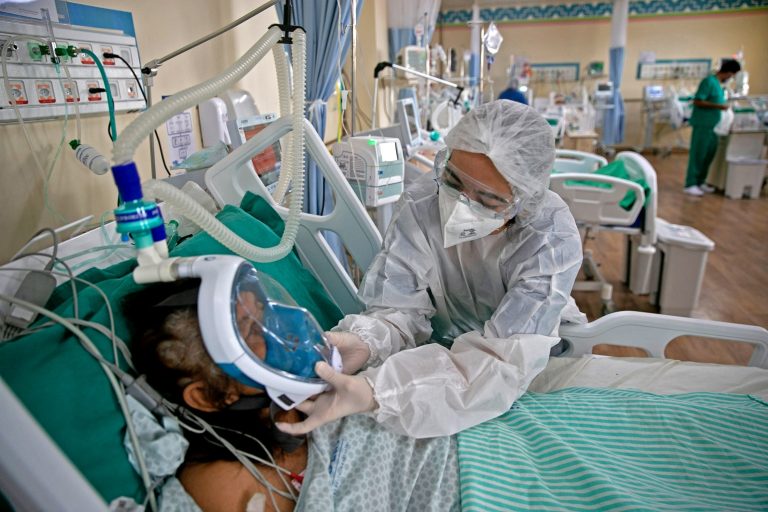 Médico atende paciente com covid-19 no Hospital Regional Dr. Abelardo Santos, em Belém, no Pará. Foto Tarso Sarraf/AFP. Março/2021