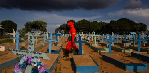 Abril no Sudeste tem mais óbitos do que nascimentos: coveiro caminha entre os túmulos das vítimas de covid-19 no cemitério Nossa Senhora Aparecida, em Manaus. O Brasil ultrapassou esta semana a marca de 400 mil mortos. Foto Michael Dantas/AFP. Abril/2021