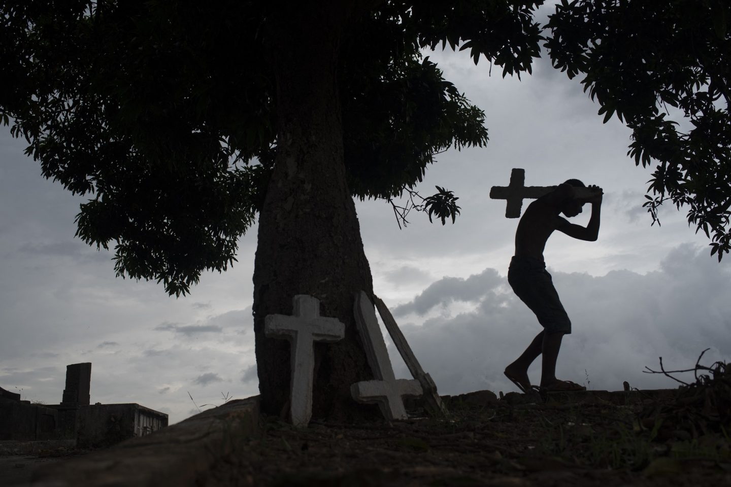 Vista de um cemitério no Rio de Janeiro onde crianças trabalham limpando os túmulos: Nunca morreu tanta gente no Brasil. Foto Fabio Teixeira/Anadolu Agency/AFP. Outubro/2021