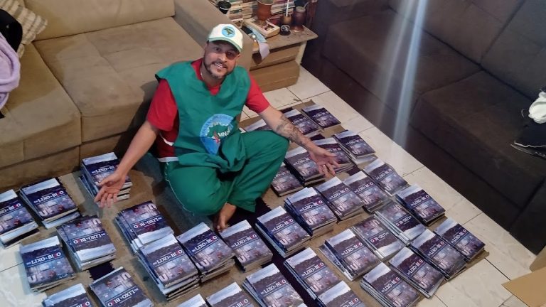 ‘Catador doutor’, como é chamado por alguns, Alex voltou a estudar quase 20 anos após deixar a escola: “com o tempo percebi que não fui eu que abandonei, foi a sociedade que me abandonou”. Foto: Luciano Vargas Menezes